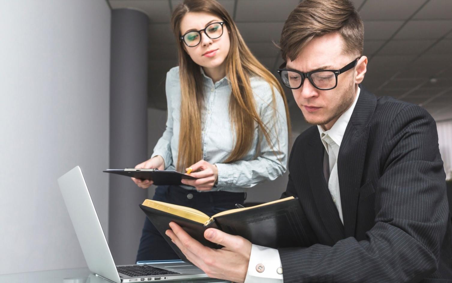 Análisis financiero corporativo con datos y gráficos en pantalla